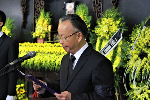 Gia đình cụ Hoàng Thị Minh Hồ tặng tiền phúng viếng cho đồng bào lũ lụt